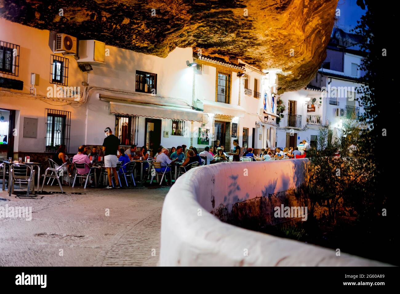 Turista che gode di buon cibo e bevande nei ristoranti di Setenil de las Bodegas, Andalusia, Spagna Foto Stock
