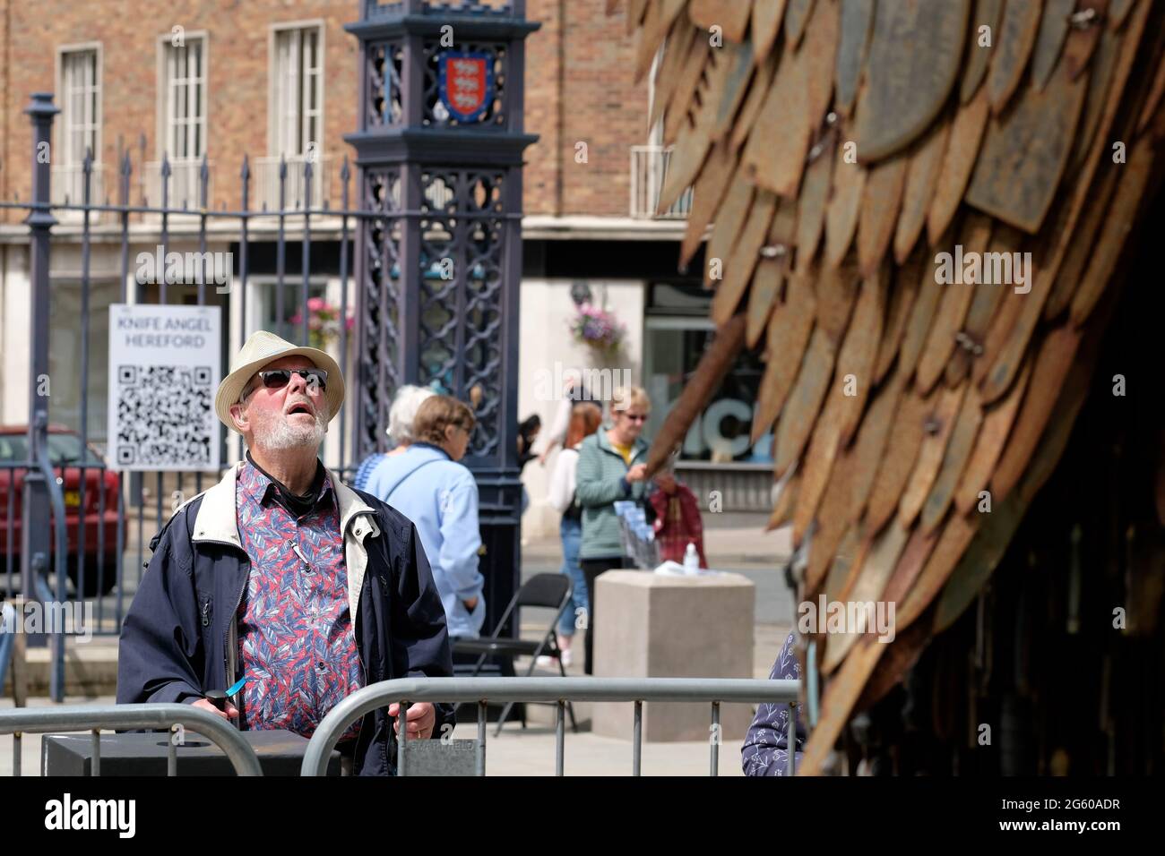 Un visitatore guarda l'angelo del coltello ad Hereford - la scultura alta circa 100,000 metri è realizzata con coltelli confiscati dallo scultore Alfie Bradley. Foto Stock