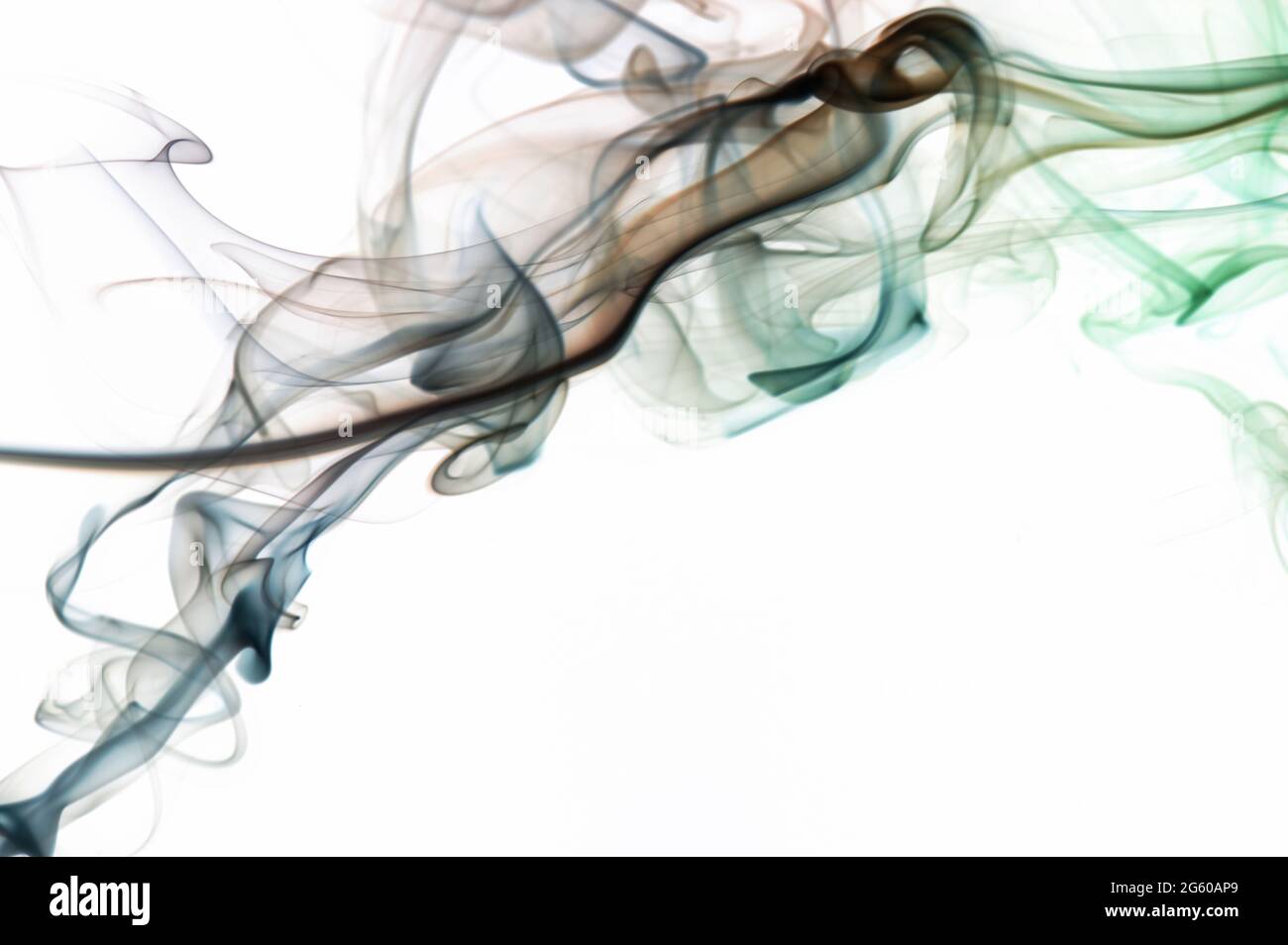 Elegante colore fumo rotola su sfondo bianco isolato Foto Stock