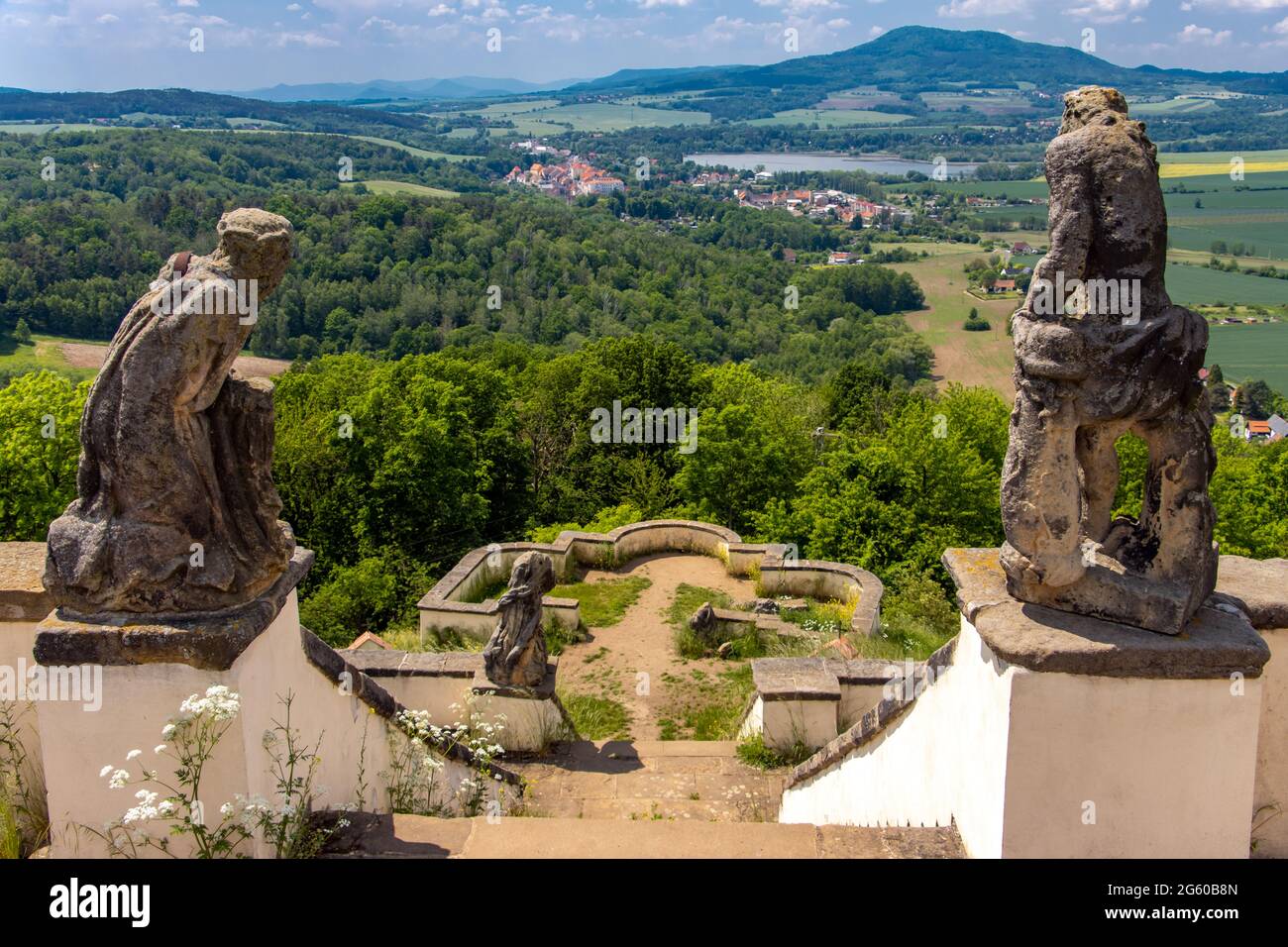 Statue barocche - il flagello di Cristo e Gesù che cadono sotto la croce che domina il paesaggio, la Czechia. Foto Stock