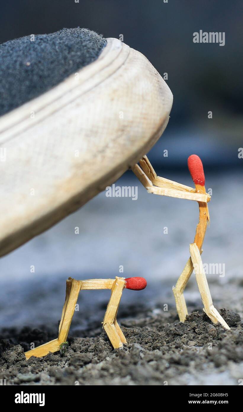 Matchstick arte fotografia utilizzato matchsticks per creare il carattere. Un uomo sta aiutando un altro impotente. Concetto di aiuto. Foto Stock