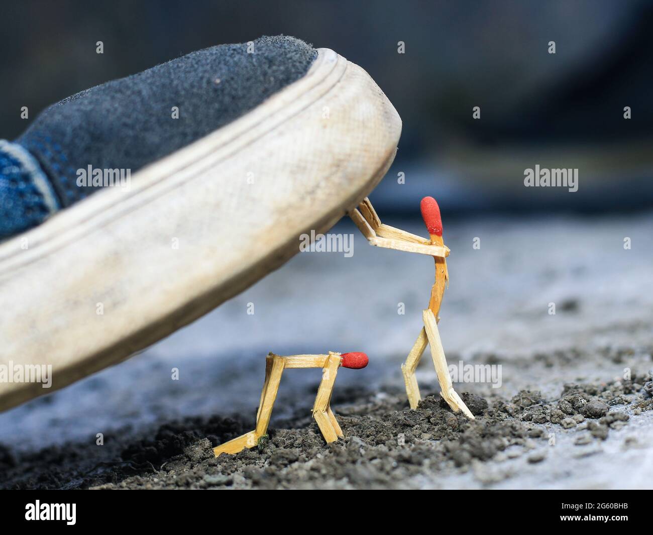 Matchstick arte fotografia utilizzato matchsticks per creare il carattere. Un uomo sta aiutando un altro impotente. Concetto di aiuto. Foto Stock