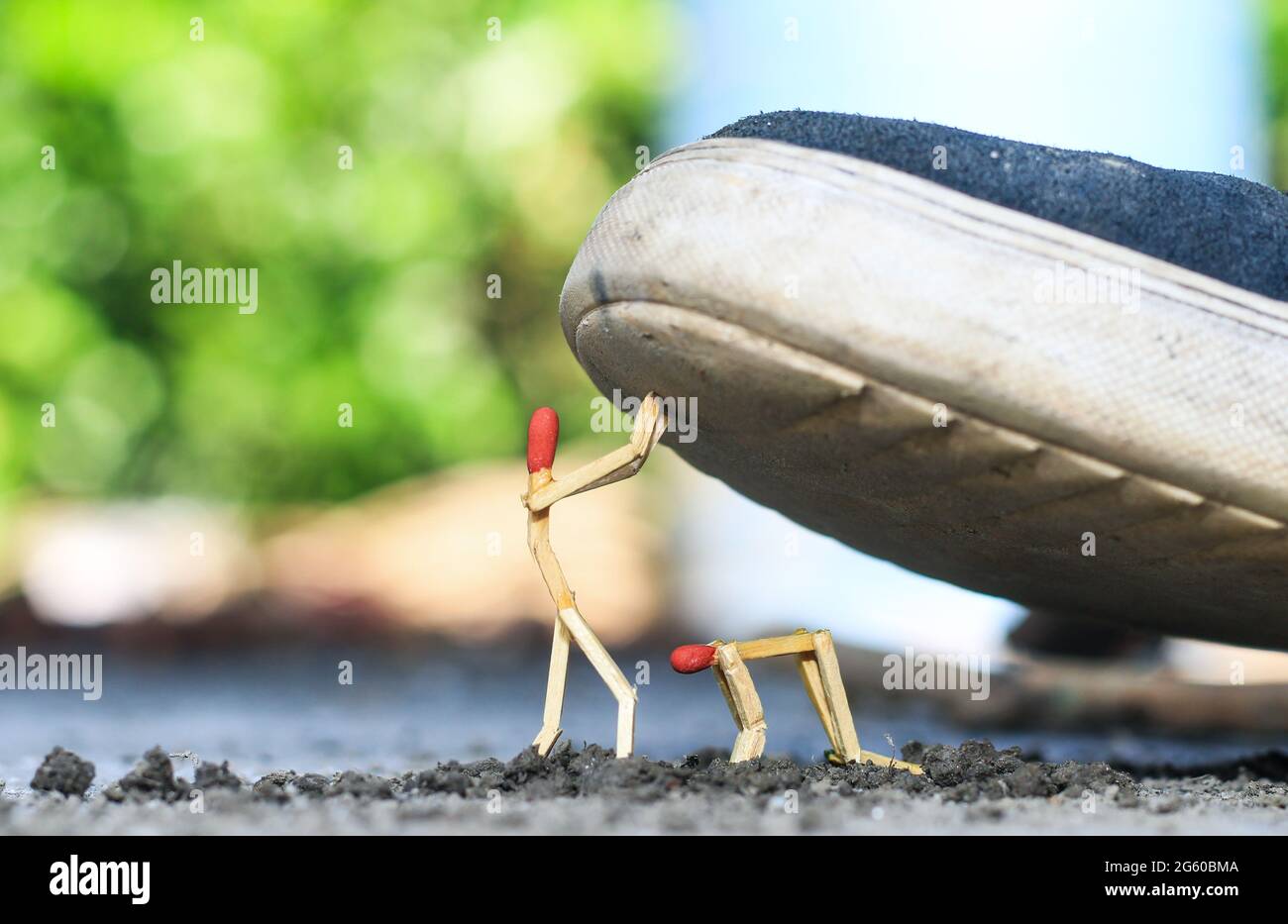 Matchstick arte fotografia utilizzato matchsticks per creare il carattere. Un uomo sta aiutando un altro impotente. Concetto di aiuto. Foto Stock