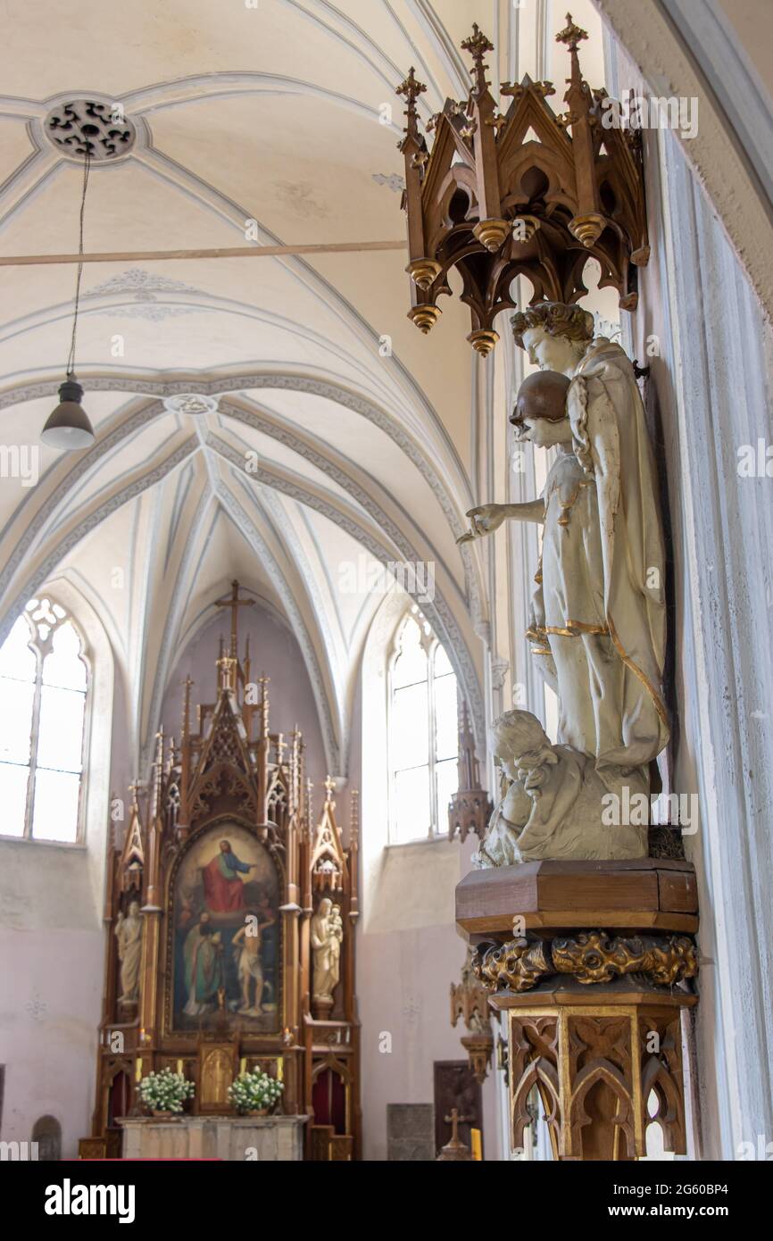 ZAKUPY, CZECHIA, GIUGNO 20 2021, l'interno della Chiesa dei Santi Fabian e Sebastian, stile neo-gotico. Foto Stock