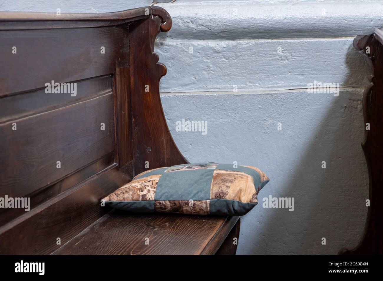 Cuscino su una zampa di legno nella chiesa. Foto Stock