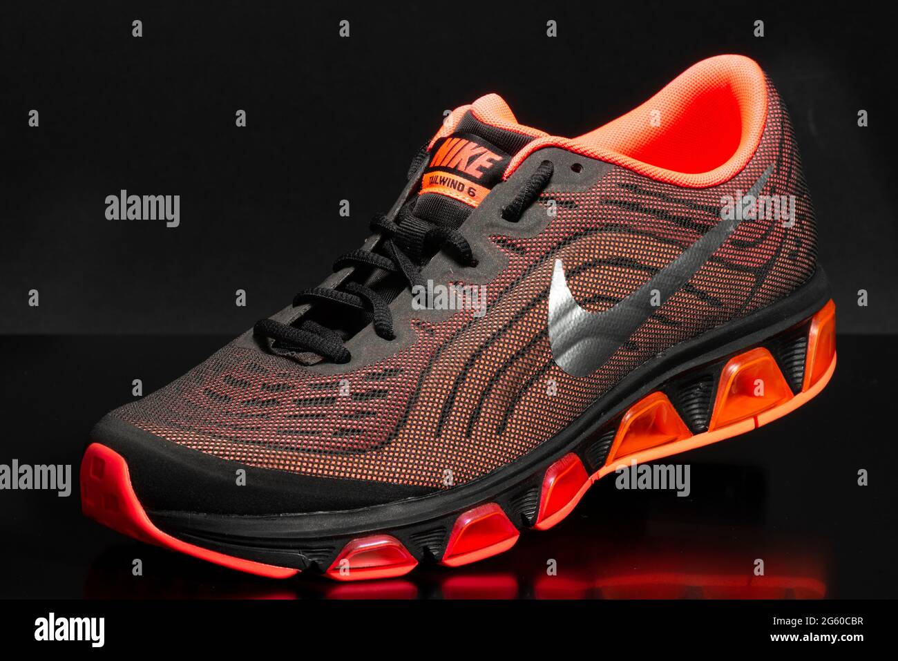 Sneaker da uomo con design multicolore Nike Air Max Tailwind 6 arancione  dal 2013 in nero Foto stock - Alamy