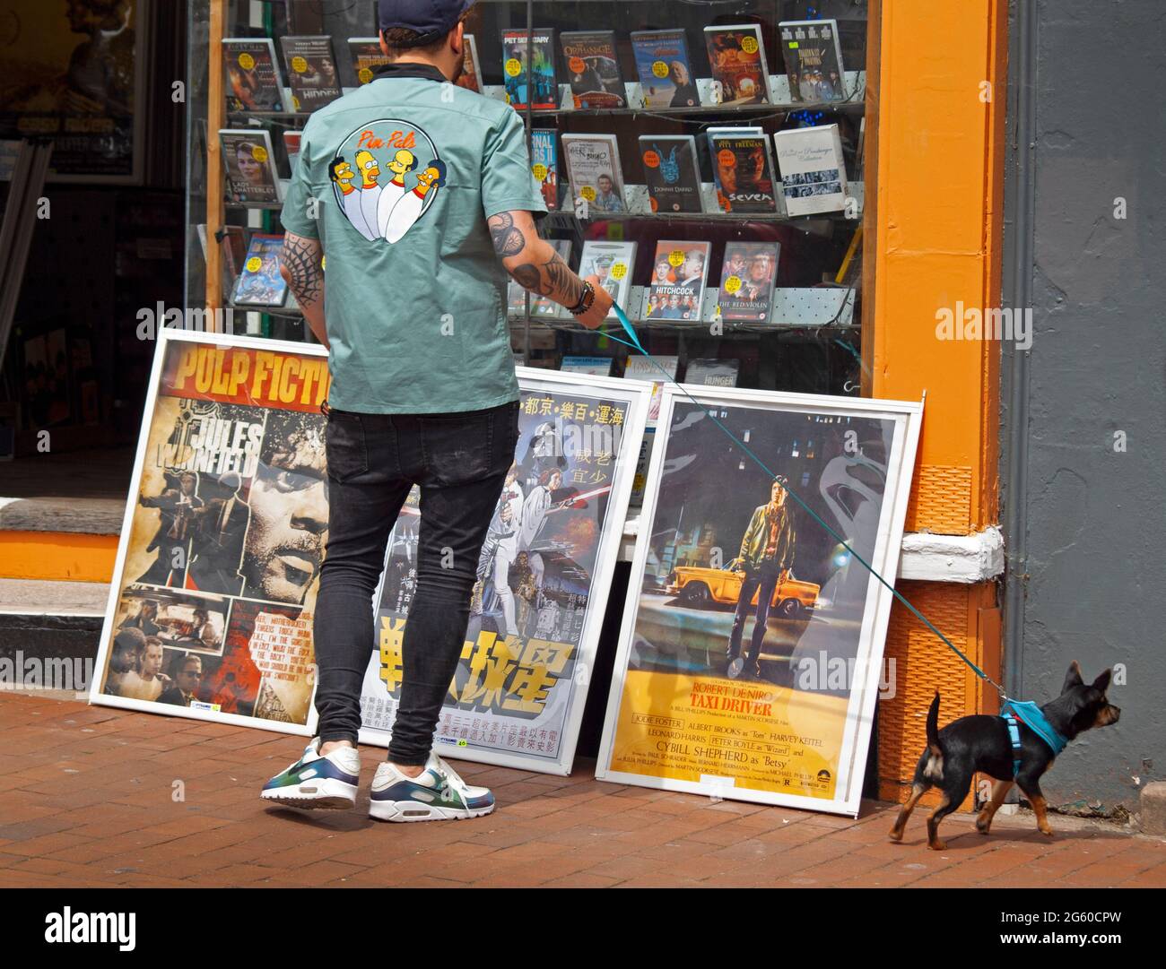 Un acquirente con il suo cane nella zona nord del Laine di Brighton, Inghilterra Foto Stock