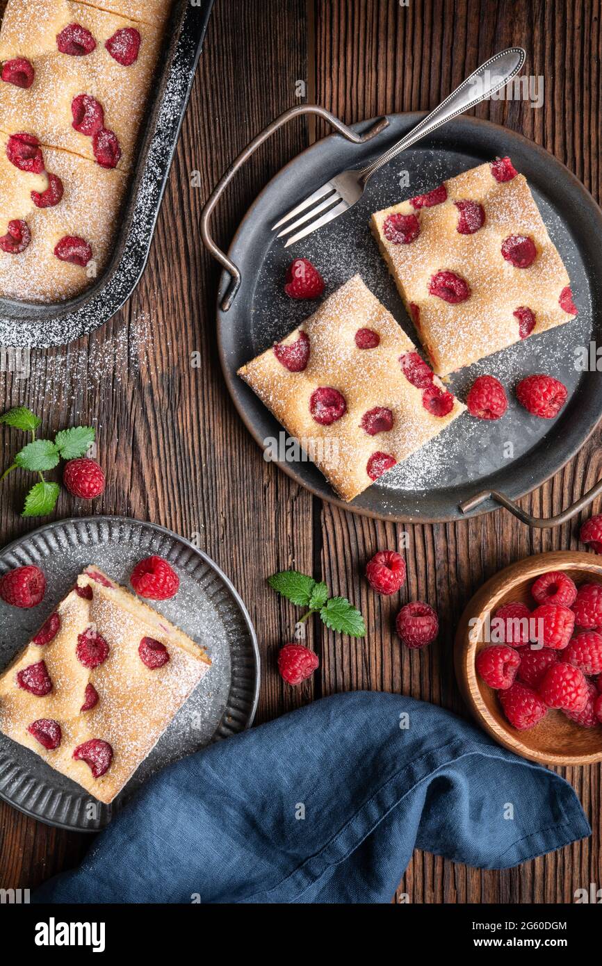 Torta fruttata di lamponi conosciuta come Bubanina cosparsa di zucchero in polvere Foto Stock