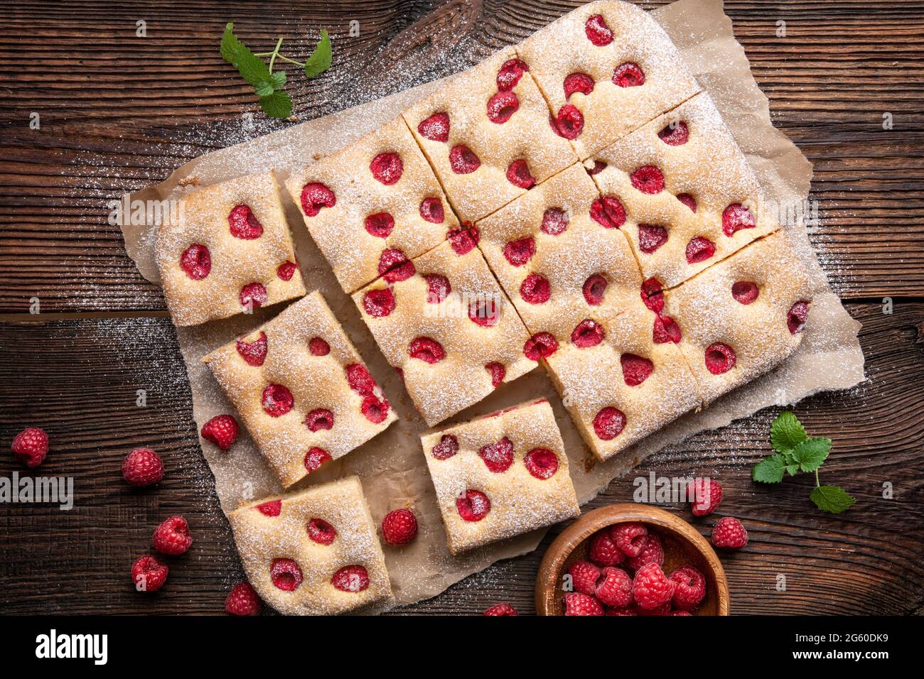 Torta fruttata di lamponi conosciuta come Bubanina cosparsa di zucchero in polvere Foto Stock
