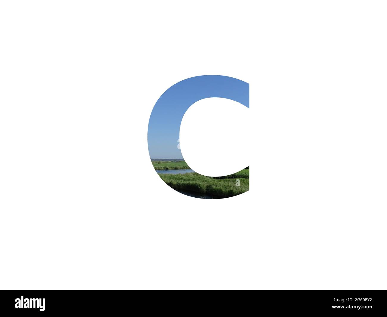 Lettera C dell'alfabeto fatto con paesaggio con erba, ruscello e un cielo blu Foto Stock
