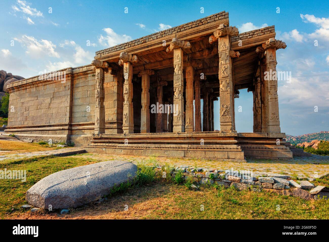 Antiche rovine del tempio ad Hampi. Karnataka, India Foto Stock