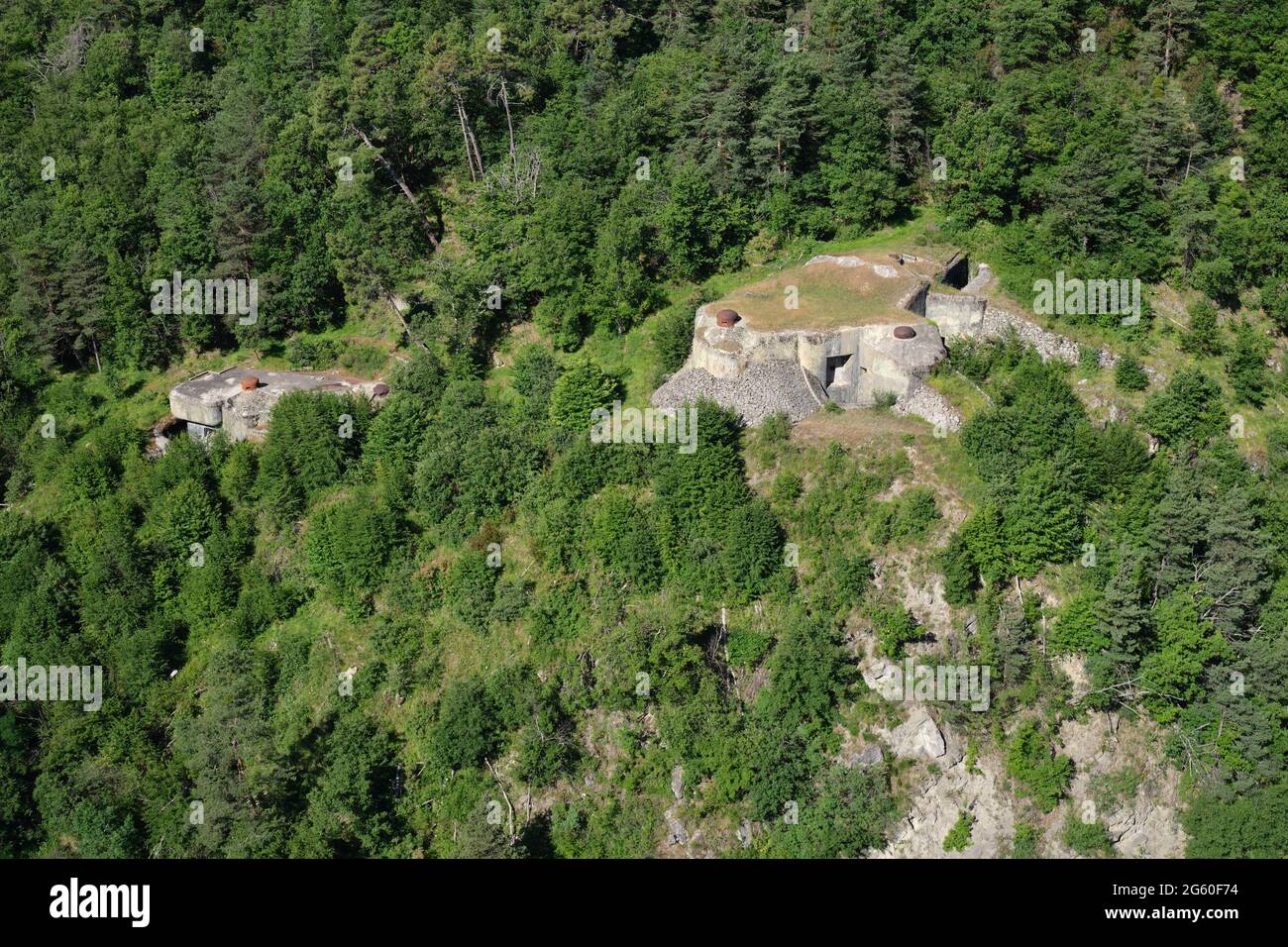 VISTA AEREA. L'ouvrage Gordolon; parte della ligne Maginot, un'infrastruttura difensiva costruita negli anni '30. Roquebillière, Alpi Marittime, Francia. Foto Stock