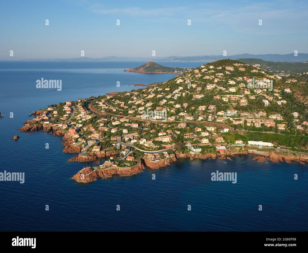 VISTA AEREA. Case secondarie nella cornice idilliaca del massiccio Estérel nella città di Saint-Raphaël. Var, Costa Azzurra, Francia. Foto Stock