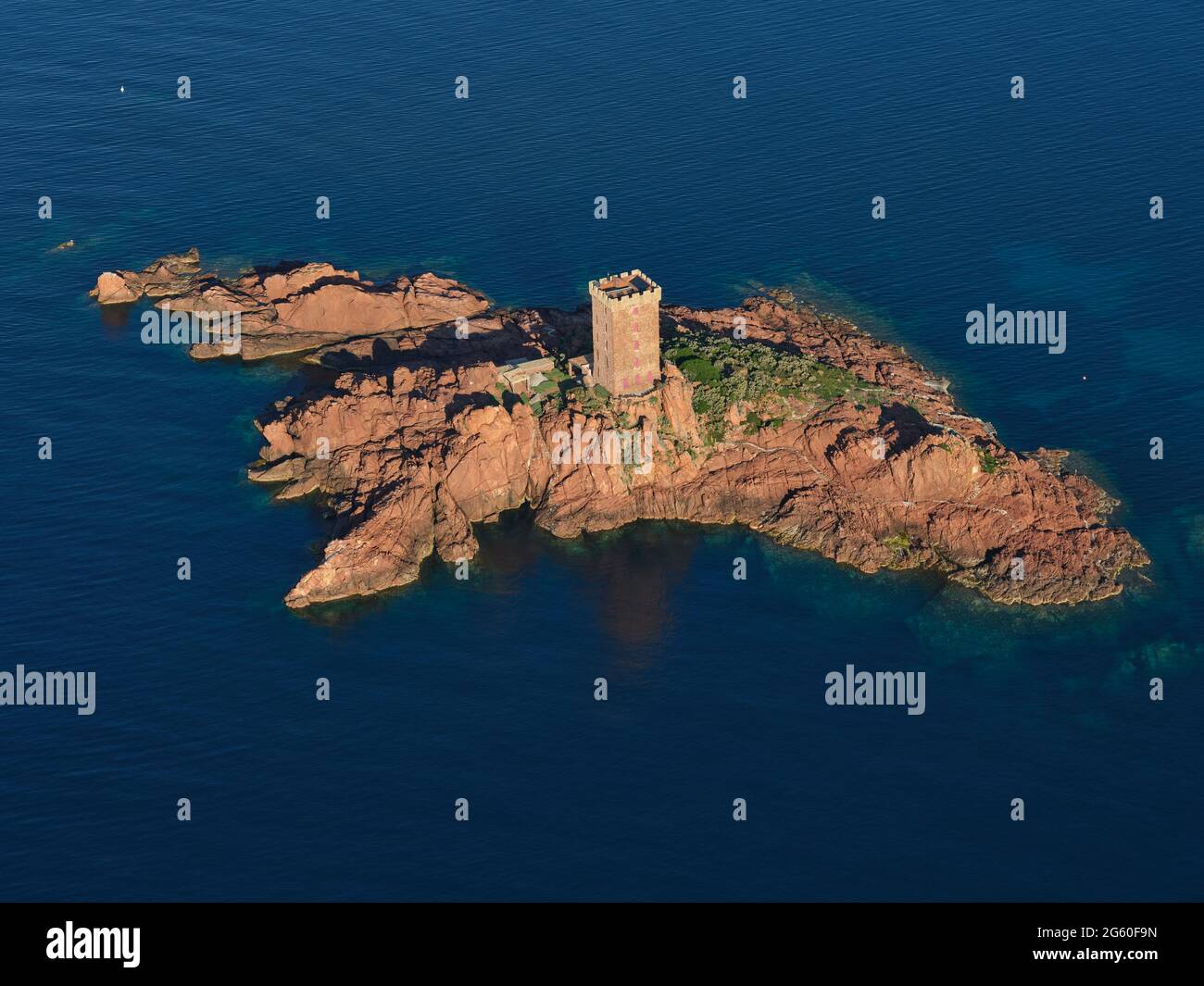 VISTA AEREA. Castello su un'isola vulcanica di roccia rossa. L'Ile d'Or, Saint-Raphaël, Estérel Massiccio, Var, Costa Azzurra, Francia. Foto Stock