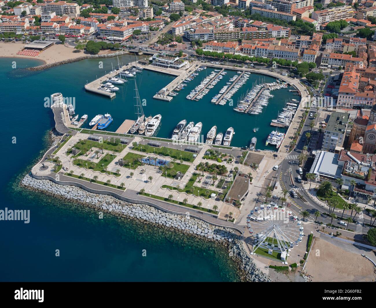 VISTA AEREA. Il Vieux-Port (Porto Vecchio) nella località balneare di Saint-Raphaël. Var, Costa Azzurra, Francia. Foto Stock