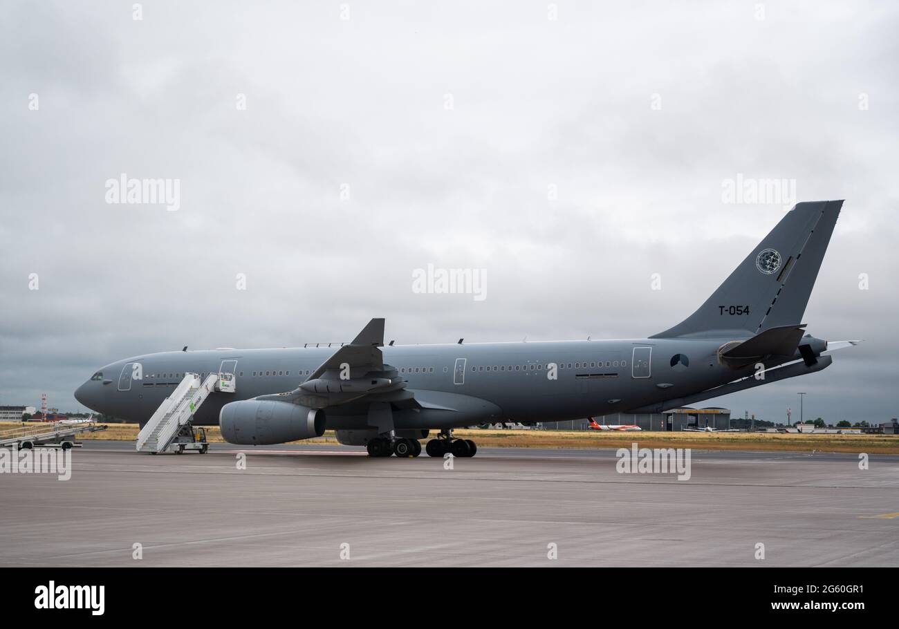 Berlino, Germania. 01 luglio 2021. Un aeromobile Airbus A330 MRTT è parcheggiato sul asfalto presso l'aeroporto di Berlino-Brandeburgo. Credit: Christophe Gateau/dpa/Alamy Live News Foto Stock