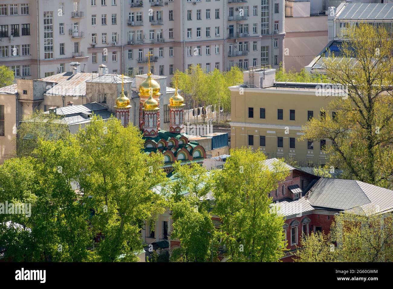 Vista dall'alto del Tempio della Chiesa di San Nicola il Wonderworker su Bersenevka a Verkhniye Sadovniki di Mosca. Foto Stock