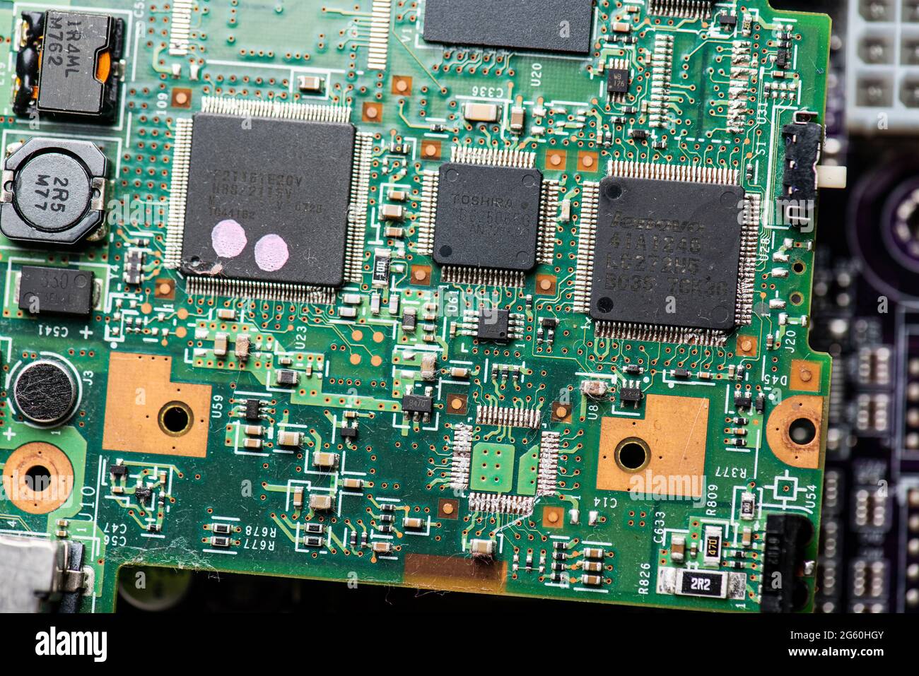Immagine ravvicinata delle schede a circuito stampato prese dai vecchi computer desktop PC. L'immagine mostra i componenti elettronici saldati su piastre cuircuit colorate. Foto Stock