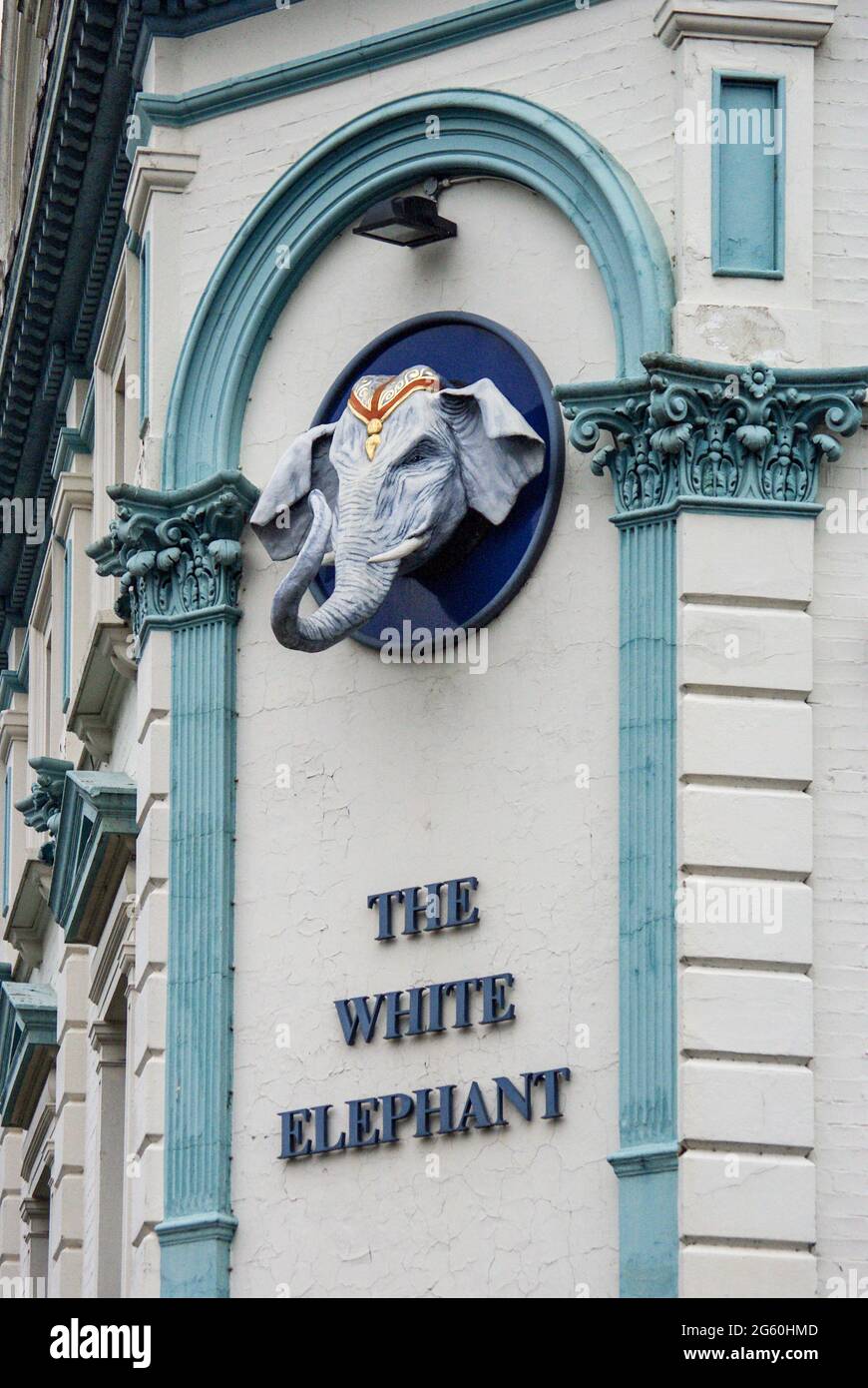 Facciata dell'iconico pub White Elephant, Northampton, Regno Unito Foto Stock