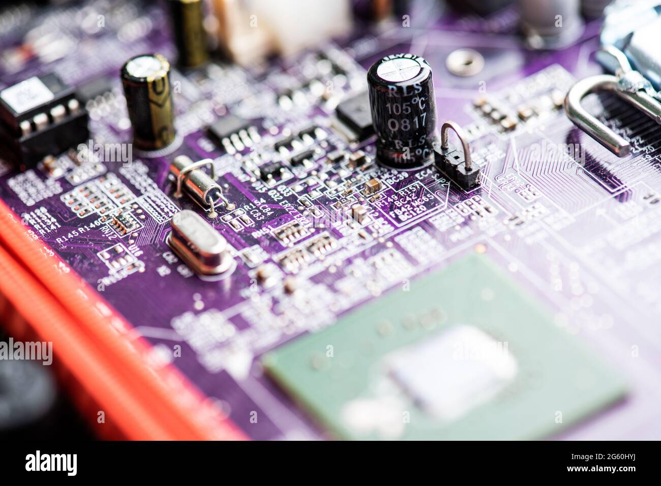 Immagine ravvicinata delle schede a circuito stampato prese dai vecchi computer desktop PC. L'immagine mostra i componenti elettronici saldati su piastre cuircuit colorate. Foto Stock