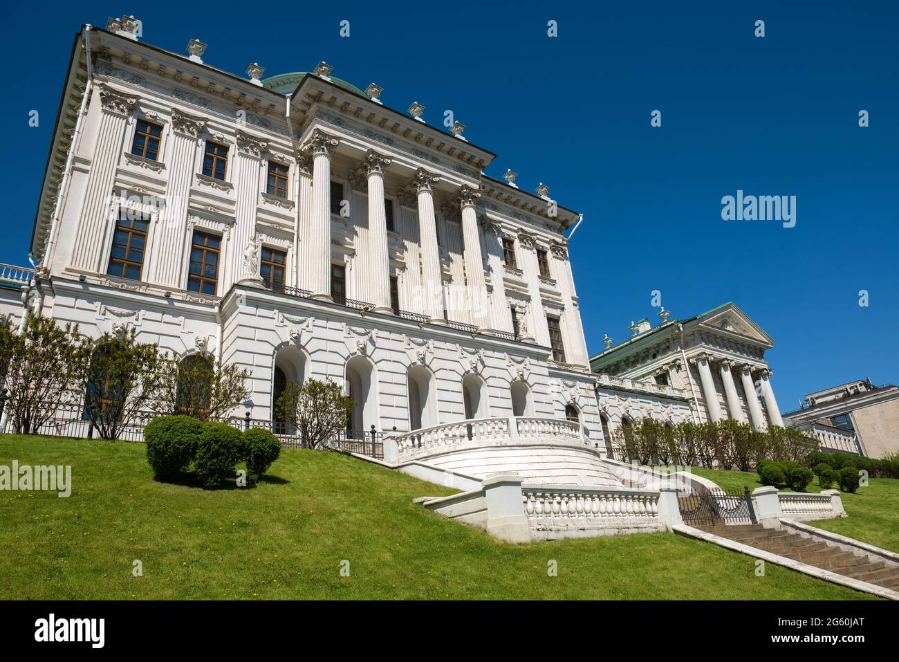 Mosca, Russia - 10 maggio 2021: La Casa di Pashkov è uno degli edifici classicisti più famosi di Mosca, ora la Biblioteca di Stato Russa. Progettato da V. Foto Stock