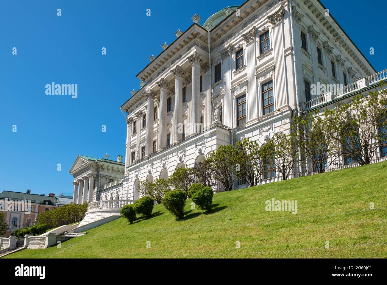Mosca, Russia - 10 maggio 2021: La Casa di Pashkov è uno degli edifici classicisti più famosi di Mosca, ora la Biblioteca di Stato Russa. Progettato da V. Foto Stock