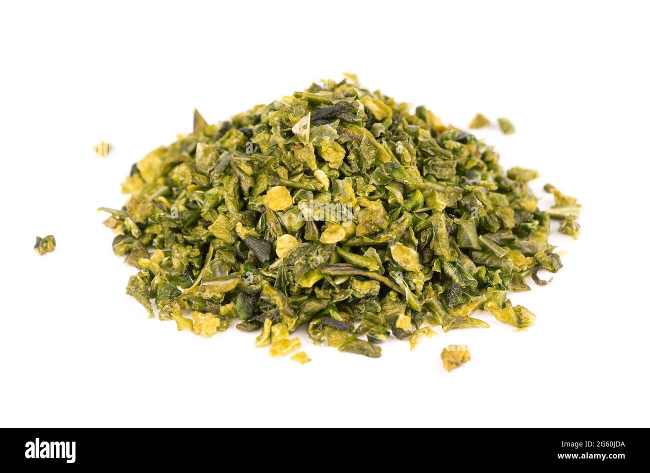 Fiocchi di paprika verdi essiccati con semi isolati su sfondo bianco. Jalapeno tritato, habanero o peperoncino. Spezie ed erbe. Foto Stock