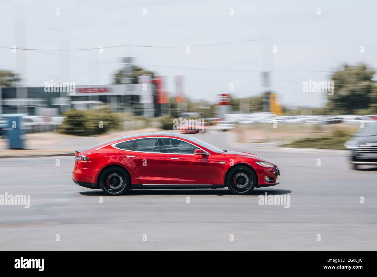 Ucraina, Kiev - 27 giugno 2021: Auto Red TESLA Model S in movimento per strada. Editoriale Foto Stock