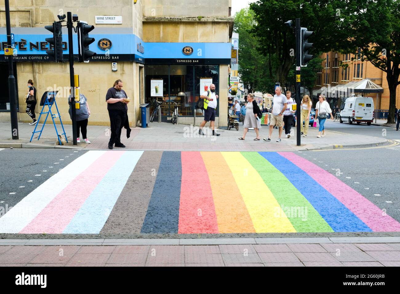 Bristol, Regno Unito. 1 luglio 2021. Bristol inizia a celebrare il mese del Pride rivernendo un attraversamento pedonale nei colori arcobaleno del movimento dell'orgoglio LGBTQ. Credit: JMF News/Alamy Live News Foto Stock