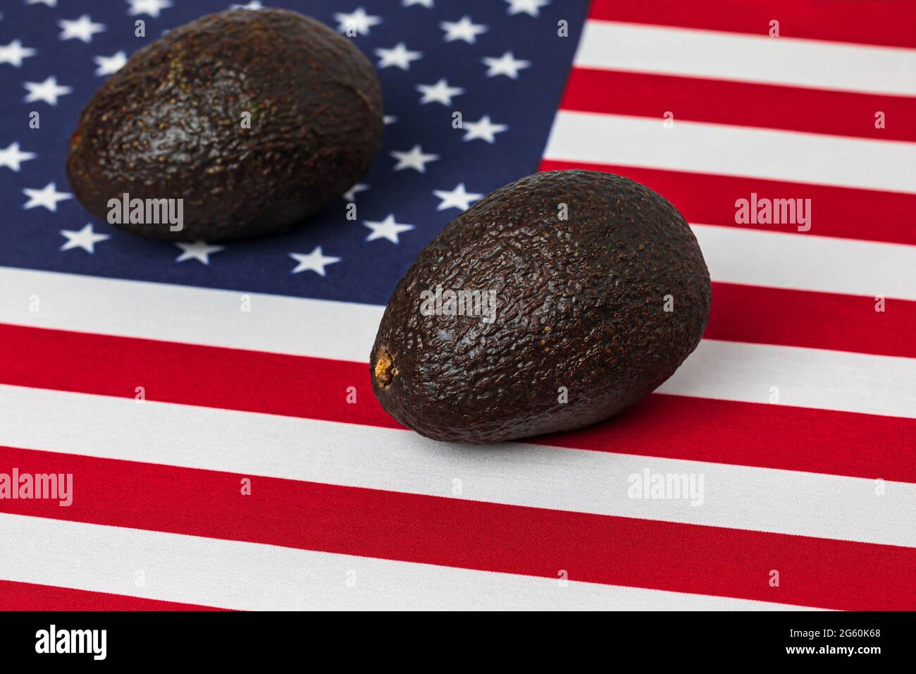 Bandiera degli Stati Uniti d'America e avocado. Commercio di avocado, concetto di importazione ed esportazione Foto Stock