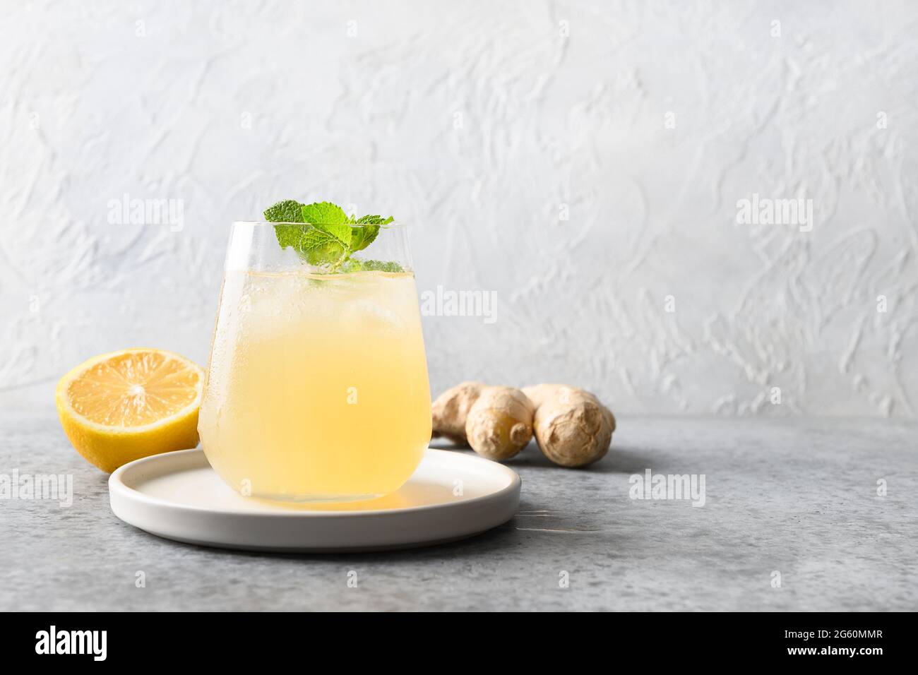 Sana bevanda kombucha in bicchiere con limone e zenzero. Bevanda biologica di freschezza probiotica per l'estate calda. Foto Stock