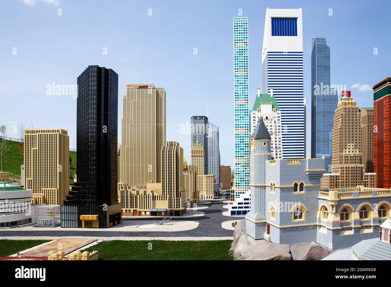 Brooklyn, NY - Aprile 24 2021: Vista di New York City fatta di colorati mattoni LEGO nell'attrazione Miniland a Legoland New York, un tema di divertimento p Foto Stock