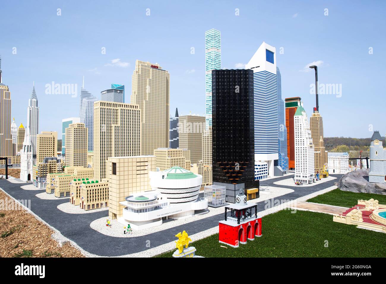 Brooklyn, NY - Aprile 24 2021: Vista di New York City fatta di colorati mattoni LEGO nell'attrazione Miniland a Legoland New York, un tema di divertimento p Foto Stock