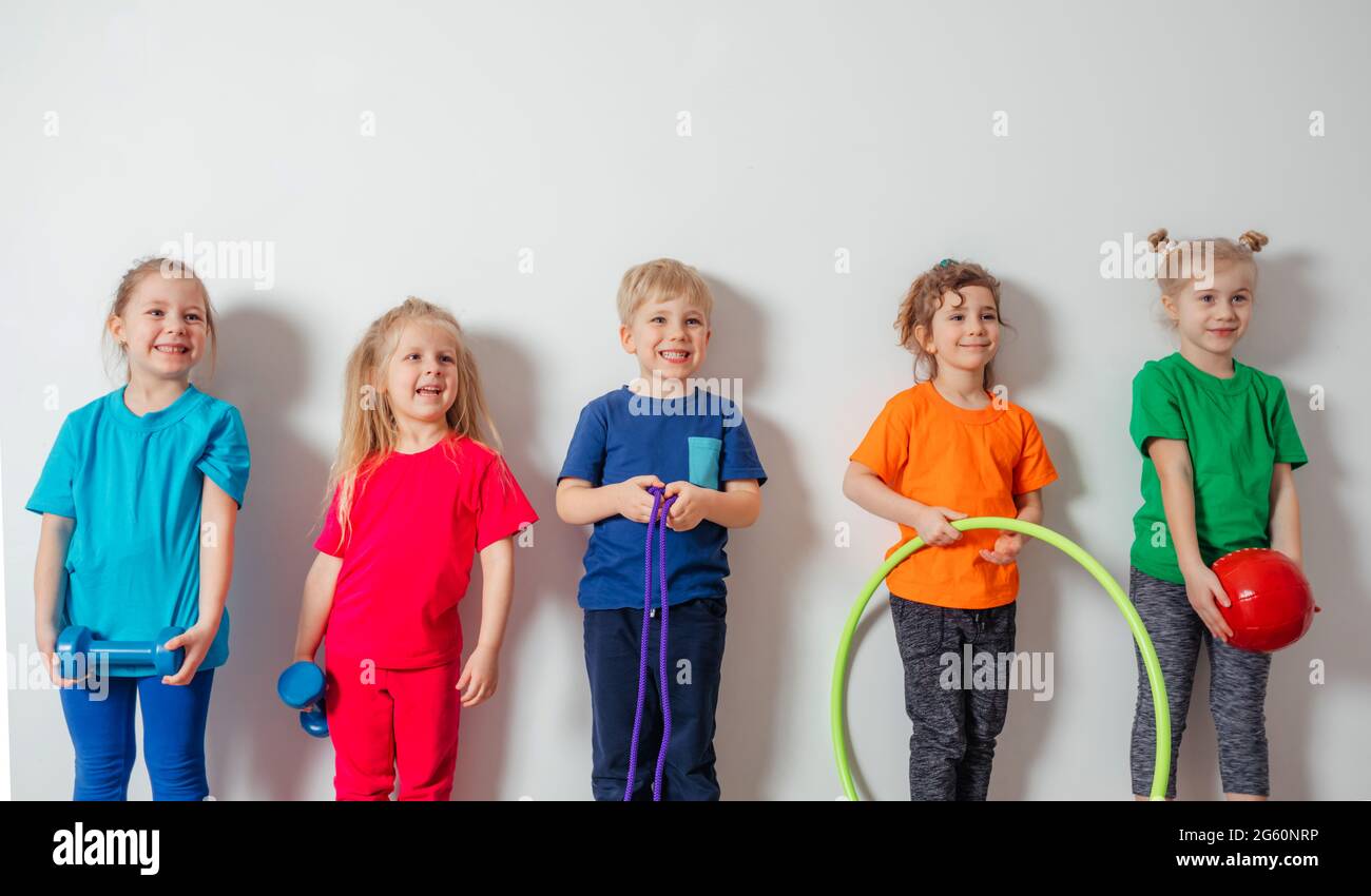 I bambini adorano fare attività fisiche in preschool Foto Stock