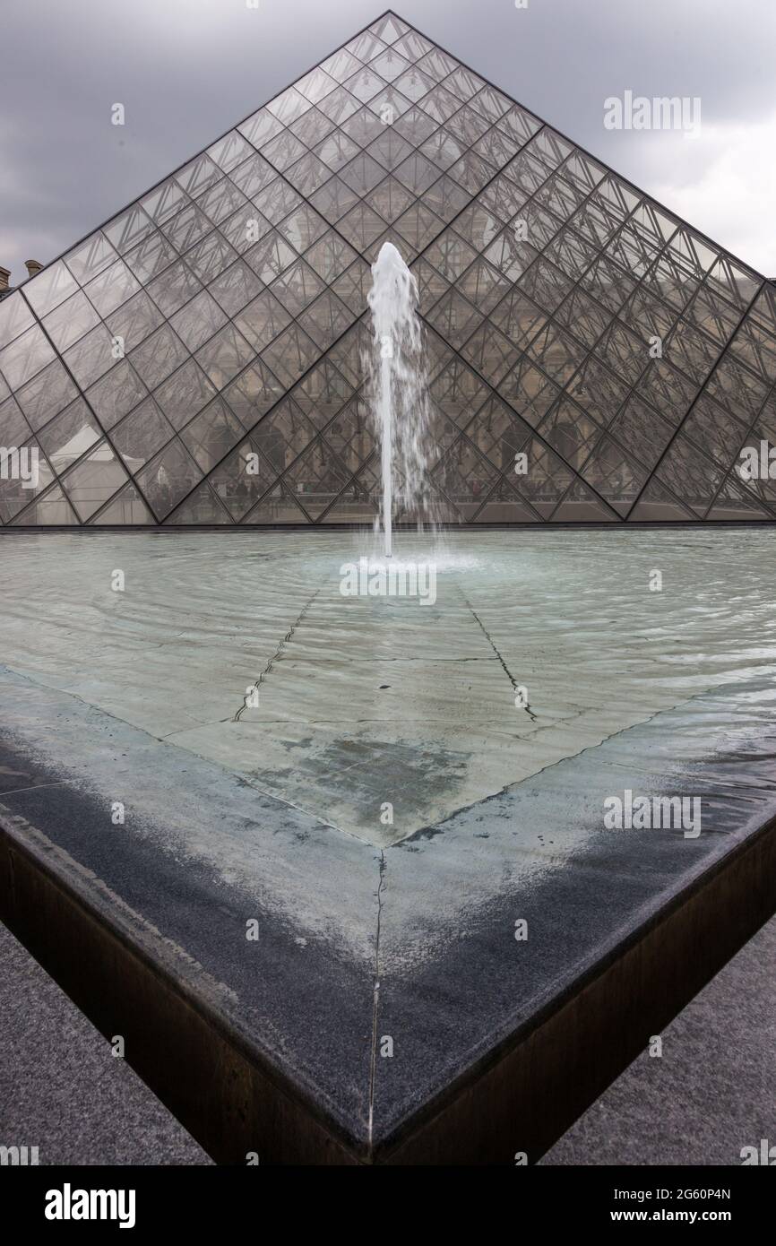 La piramide del Louvre e la sua fontana. Palazzo Tuileries. Parigi Foto Stock