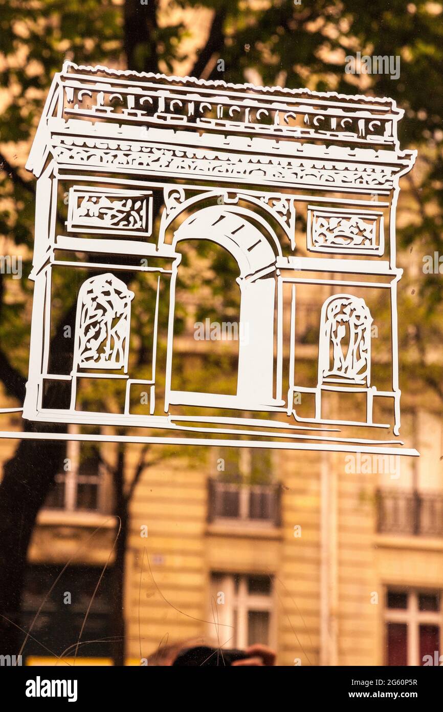 Riproduzione dell'Arco di Trionfo di Parigi, apposto su una placca di rame che riflette la strada. Foto Stock