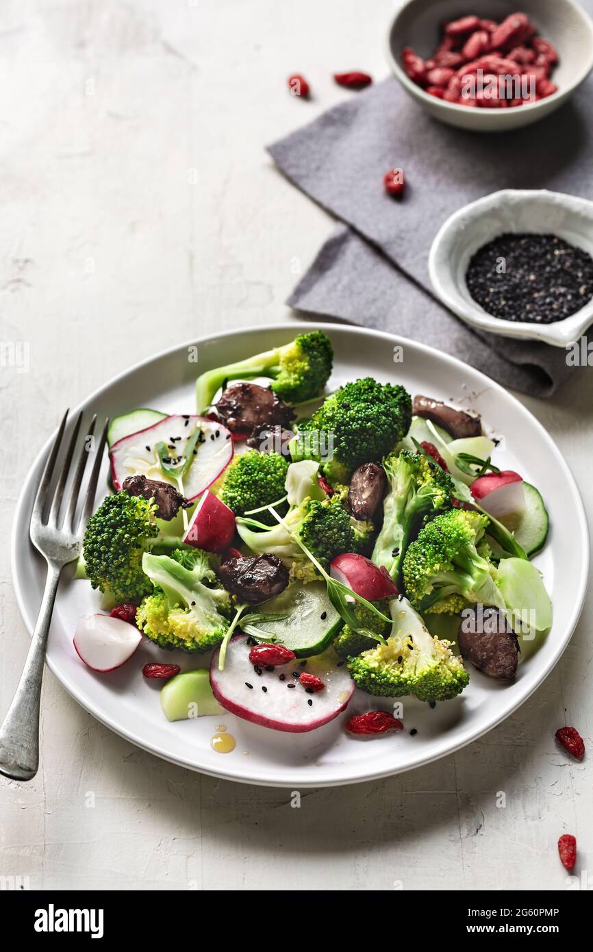 Broccoli Rafano e insalata di germogli di gloria al mattino con aglio all'aceto balsamico e bacca di Goji con salsa di butterChili di arachidi Foto Stock