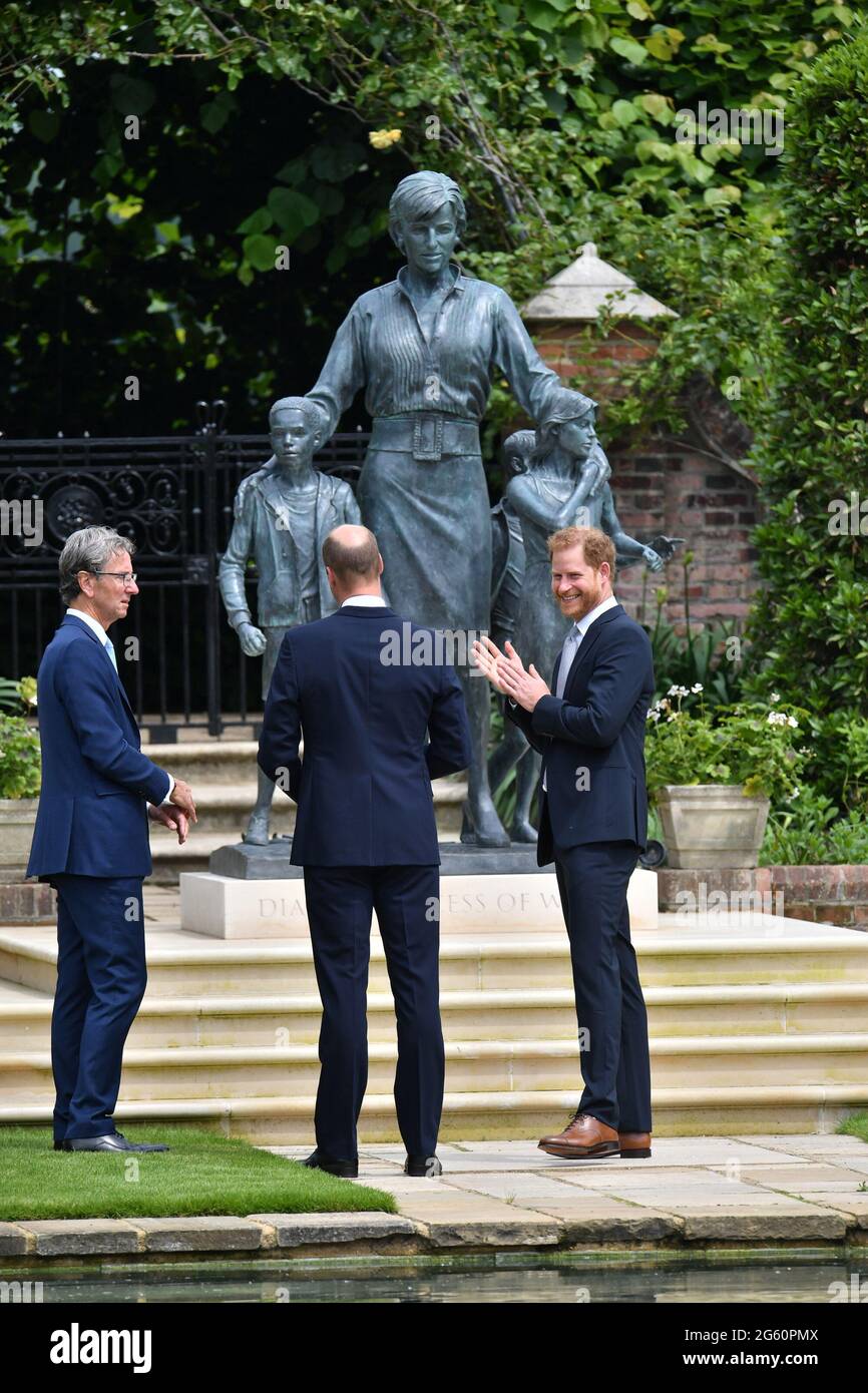 (Da sinistra a destra) Sculptor Ian Rank-Broadley, il Duca di Cambridge e il Duca di Sussex dopo la scoperta di una statua che essi commissionarono alla loro madre Diana, Principessa di Galles, nel Giardino Sunken a Kensington Palace, Londra, in quello che sarebbe stato il suo sessantesimo compleanno. Data immagine: Giovedì 1 luglio 2021. Foto Stock