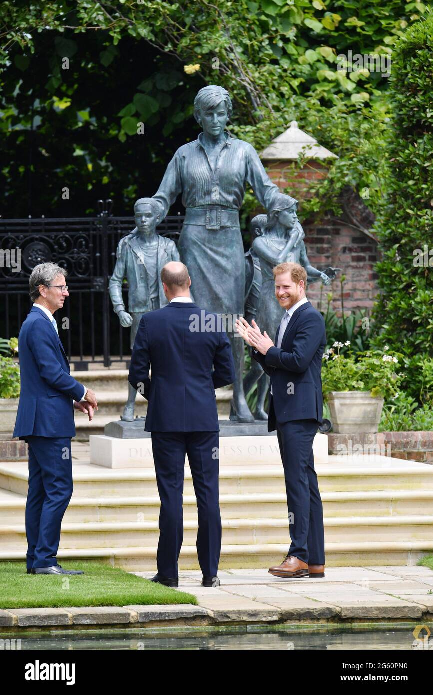 (Da sinistra a destra) Sculptor Ian Rank-Broadley, il Duca di Cambridge e il Duca di Sussex dopo la scoperta di una statua che essi commissionarono alla loro madre Diana, Principessa di Galles, nel Giardino Sunken a Kensington Palace, Londra, in quello che sarebbe stato il suo sessantesimo compleanno. Data immagine: Giovedì 1 luglio 2021. Foto Stock