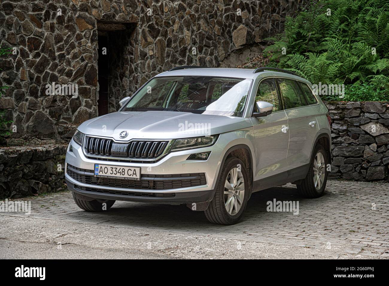 Skoda Kodiaq è parcheggiato vicino all'edificio. Foto Stock