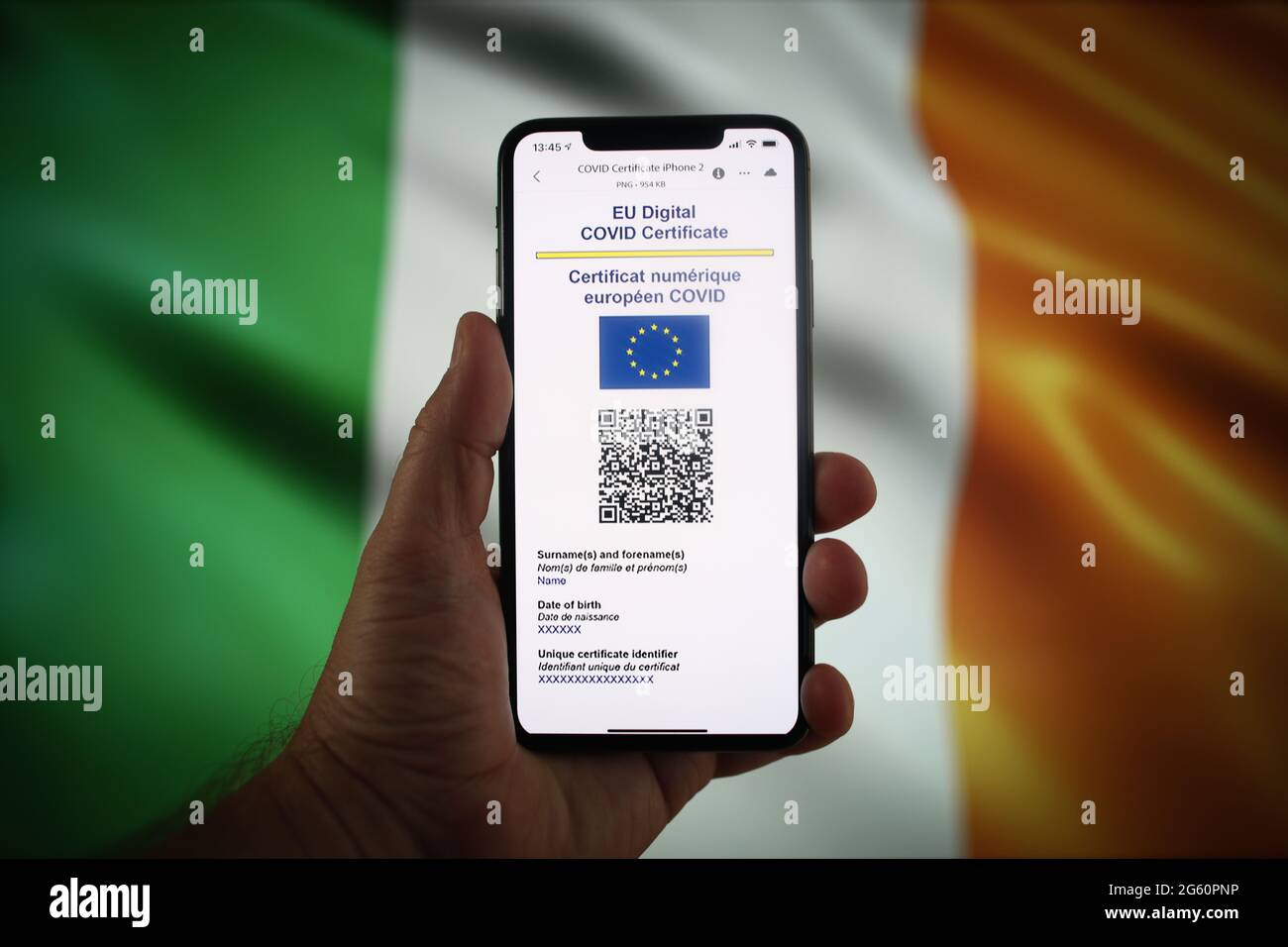 Varsavia, Pl. 01 luglio 2021. Un certificato EU COVID è visto su un dispositivo mobile in con una bandiera irlandese sullo sfondo in questa foto illusione a Varsavia, Polonia il 1 ° luglio 2021. Il certificato COVID dell'UE, un documento in formato digitale o analogico che consente alle persone vaccinate di recarsi in tutti i 27 stati membri dell'UE, è diventato disponibile dal 1° luglio. (Foto di Jaap Arriens/Sipa USA) Credit: Sipa USA/Alamy Live News Foto Stock