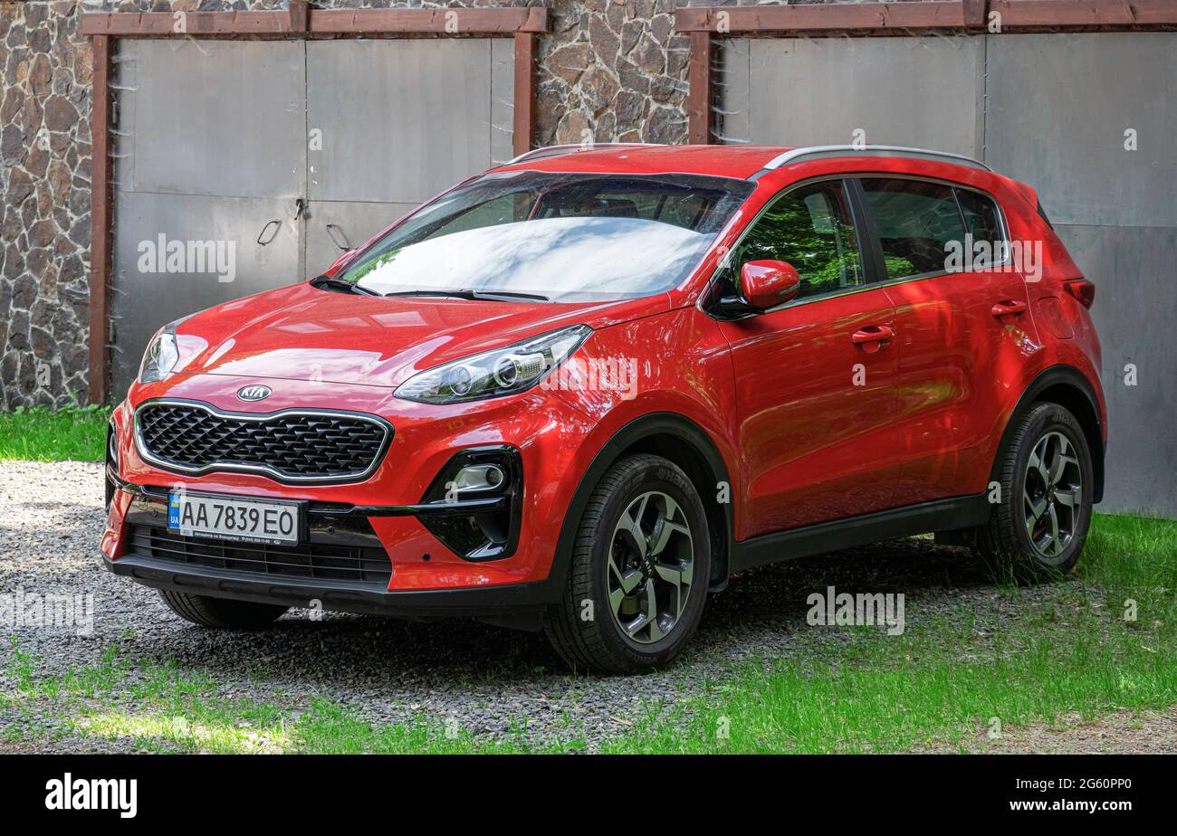 KIA Sportage parcheggiato vicino all'edificio, a Voevodyno, Ucraina. Foto Stock