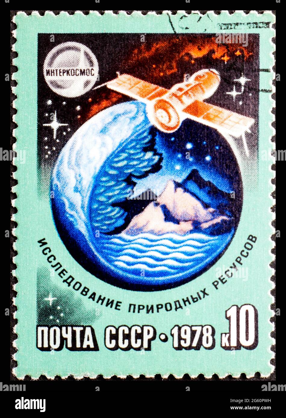 RUSSIA, URSS - CIRCA 1978: Francobollo dell'URSS che mostra l'esplorazione delle risorse naturali da parte di Interkosmos Foto Stock