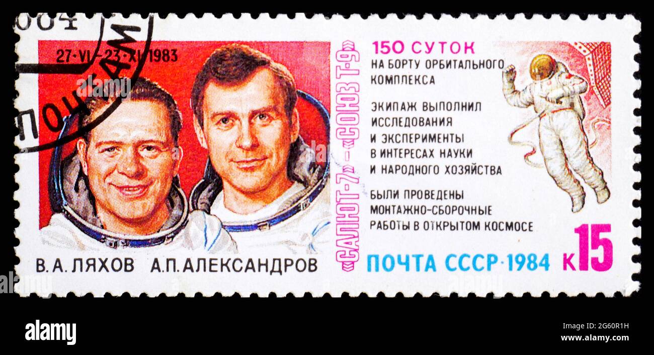 RUSSIA, URSS - CIRCA 1984: Francobollo dall'URSS che mostra Interkosmos V.A. Lyakhov A.P. Aleksandrov - Salyut-7 Soyuz T-9 Foto Stock