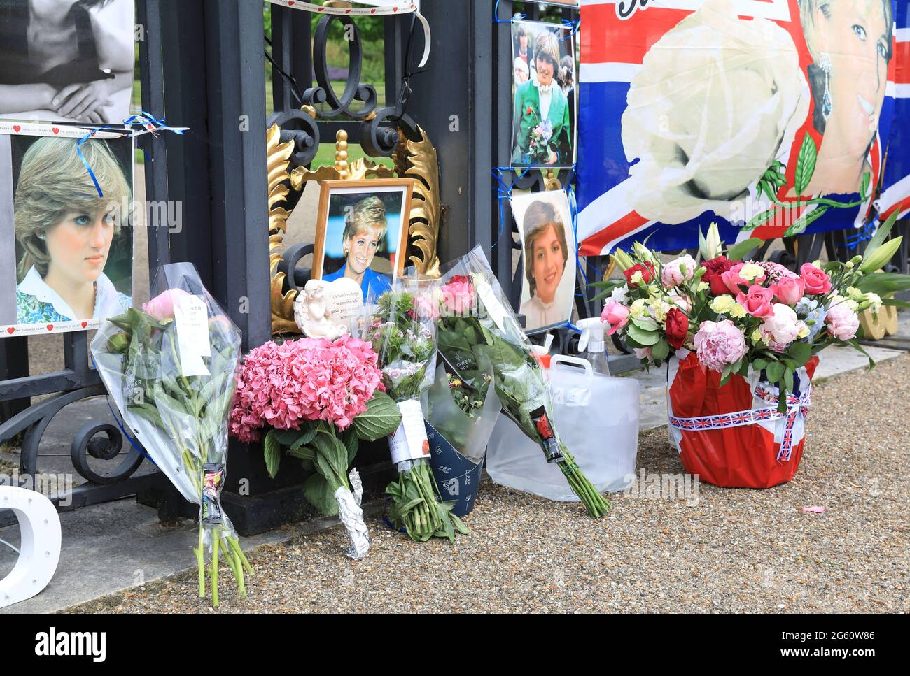 Londra, Regno Unito, 1 luglio 2021. In quello che sarebbe stato il 60° compleanno della principessa Diana e la scoperta di una sua nuova statua da parte dei principi William e Harry, i fedeli fan hanno decorato le porte di Kensington Palace con foto, fiori e palloncini. Monica Wells/Alamy Live News Foto Stock