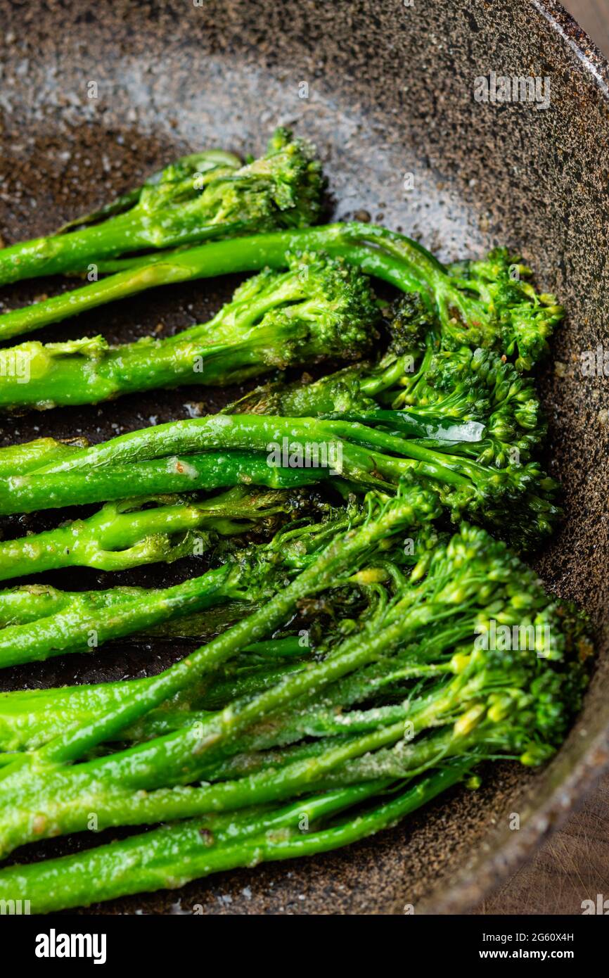 Broccolini freschi con noce in polvere da forno primo piano Foto Stock