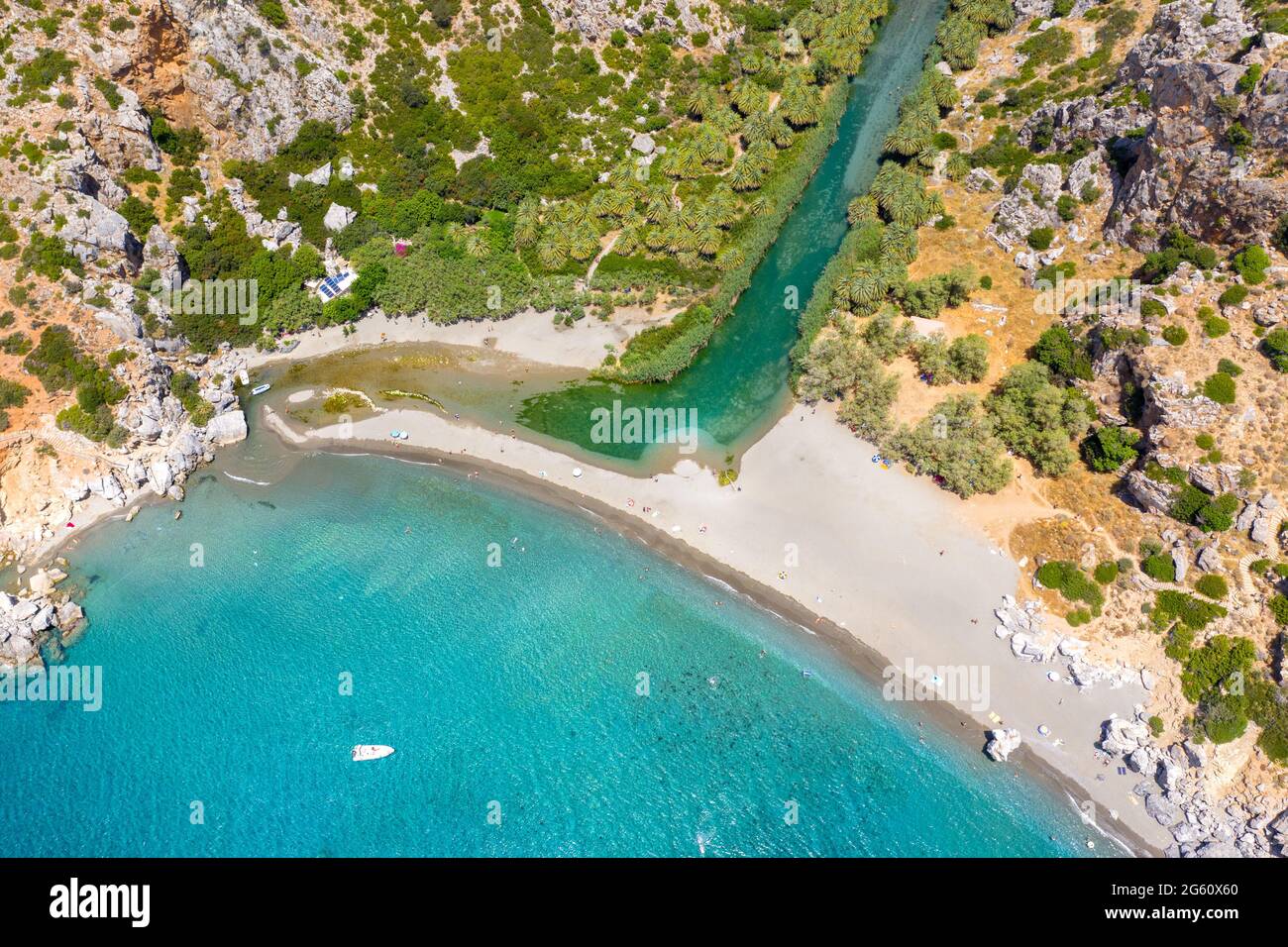 Preveli spiaggia di Mar Libico, il fiume e la foresta di palme, Creta meridionale , Grecia Foto Stock