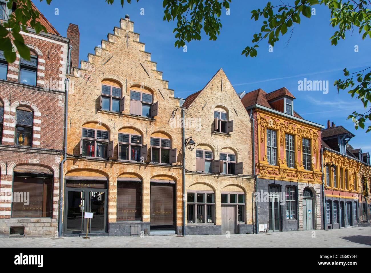 Francia, Nord, Lille, braderie di Lille, facciate di edifici su Louise de Bettignies square Foto Stock