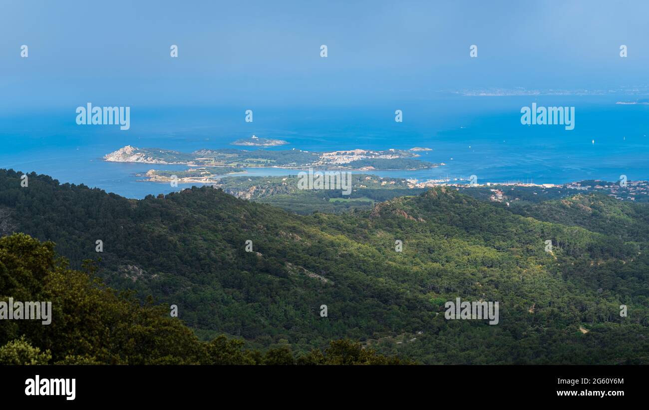 Francia, Var, Six-Fours-les-Plages, vista sull'arcipelago di Embiez dal massiccio del Cap Sicié Foto Stock