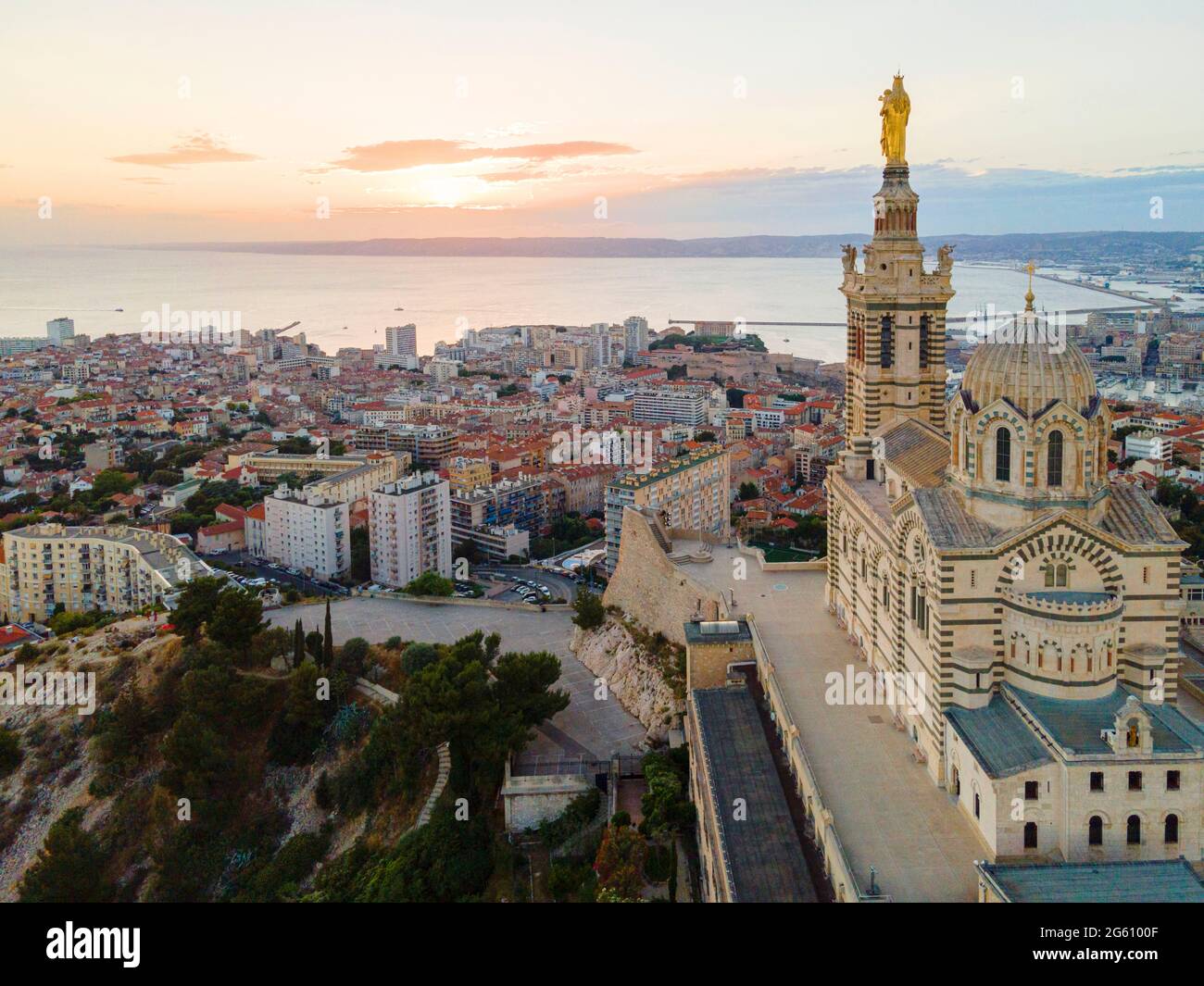 Francia, Bocche del Rodano, Marsiglia, vista generale con la basilica di Notre Dame de la Garde (vista aerea) Foto Stock